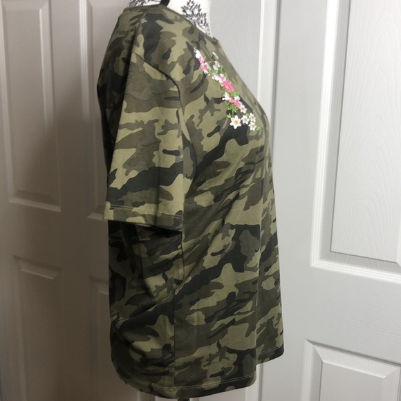NWOT Floral Embroidered Camouflage Short Sleeve Tee - Picture 3 of 6